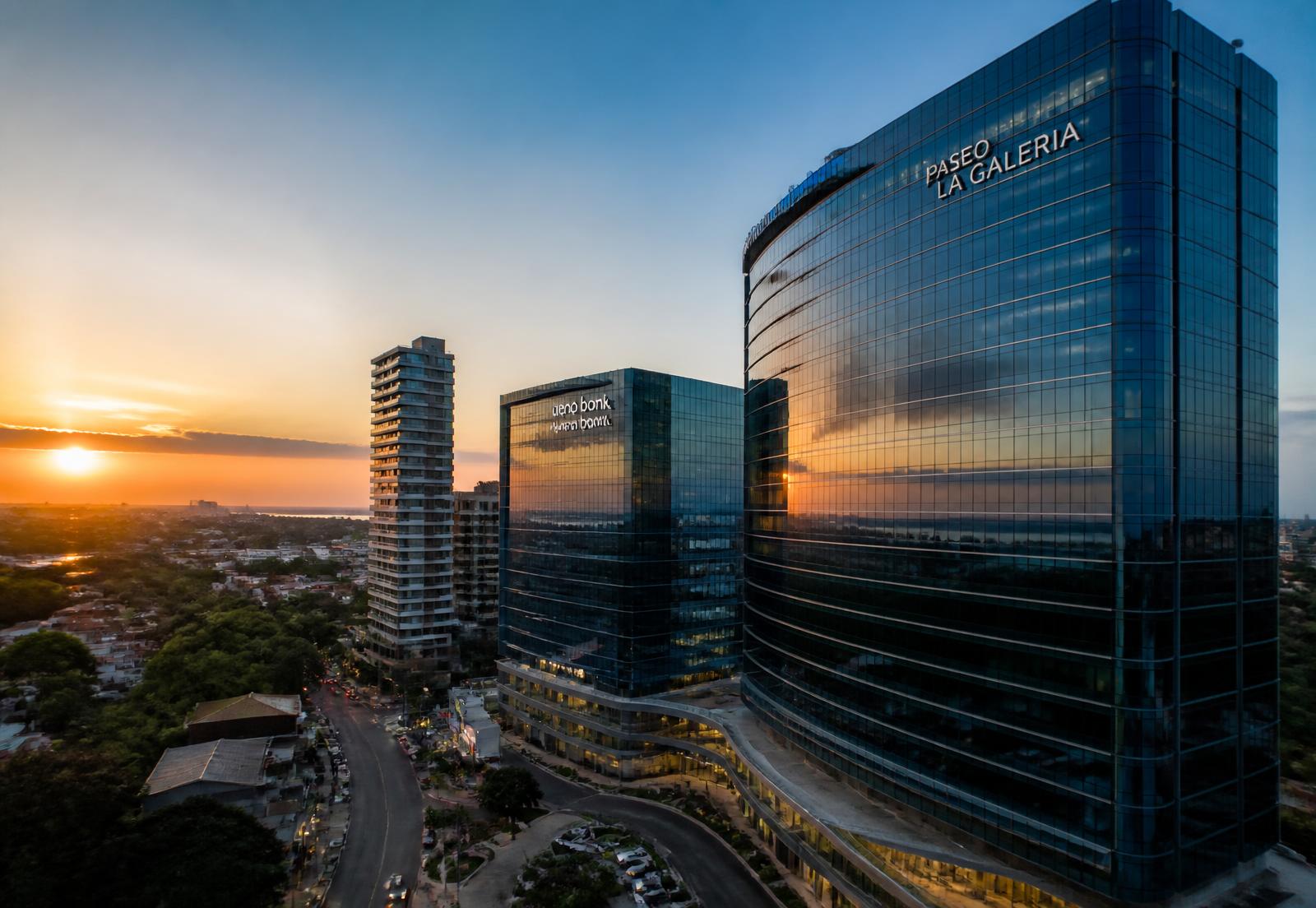 Torres corporativas de Asunción al atardecer